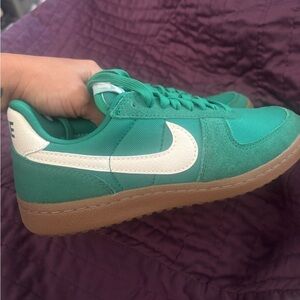 Nike Kids' Green Suede & Mesh Sneaker  with Gum Sole 5 kids 7.5 women’s New.